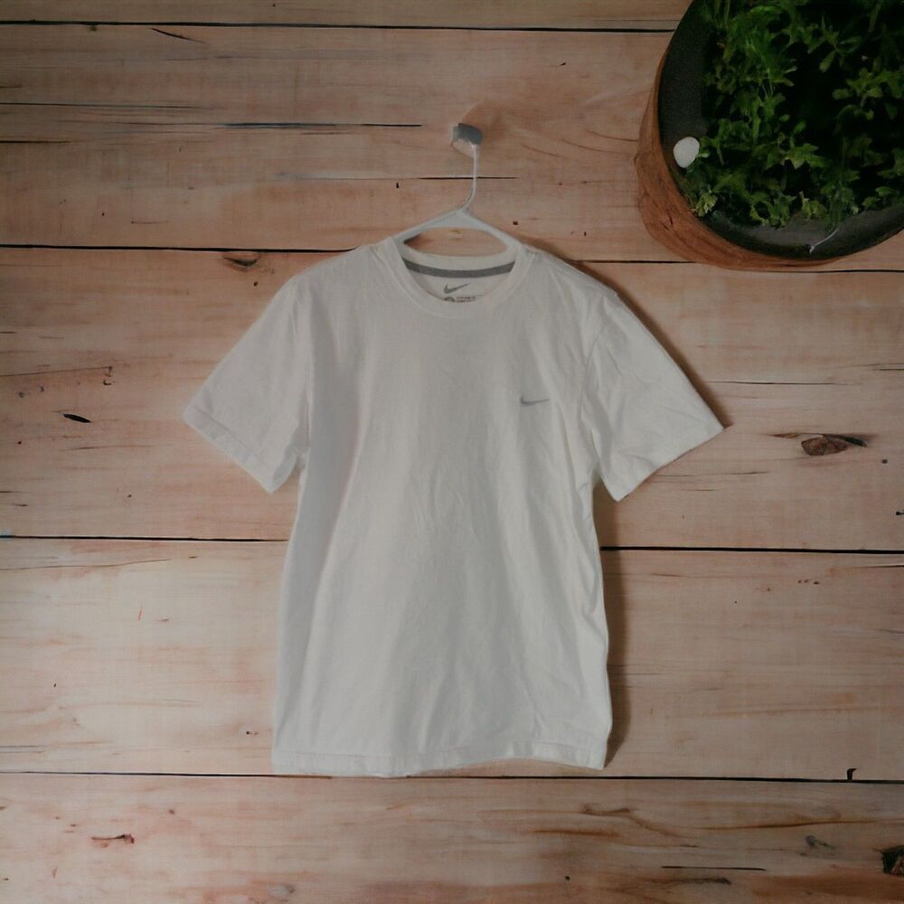 Nike Men's Medium White T-Shirt Standard Fit